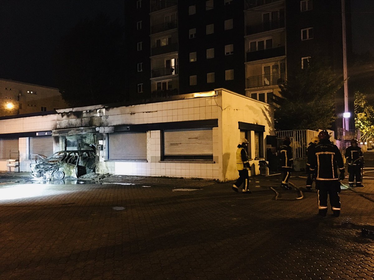 KARLOLIVE's tweet photo. Intolérable incendie criminel à la voiture bélier Place Corneille tôt ce matin, dans un bâtiment municipal. Scandaleux.

Nos caméras du quartier gênent les trafiquants. Voilà leur réponse sur fond de règlement de compte. Nous ne lâcherons rien. Force à la République. https://t.co/ioJdiLMRCL