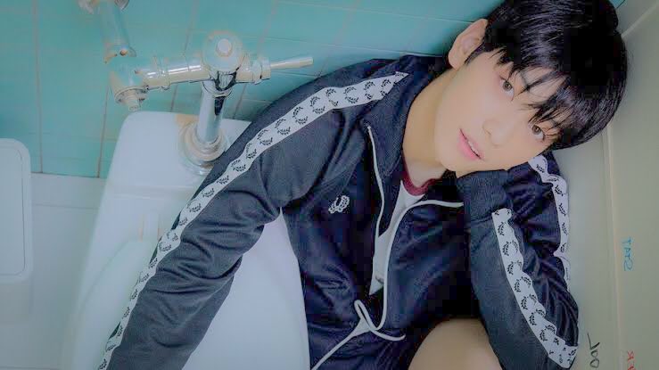 choifics's tweet photo. yeonbin au where yeonjun is a teacher on a dance studio for kids. one day, a new kid has arrived and when she saw yeonjun she immediately went to him.

"teacher, you look like sol!"

"...sol?"

"my papa's first love!"

"tell me... what's the name of your father?"

"choi soobin!" https://t.co/ogvNBP2ebQ