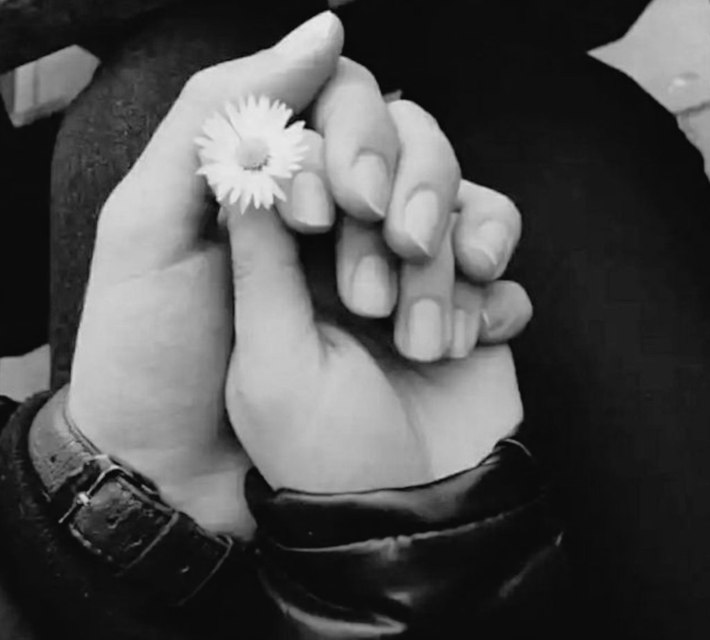 Bazen "Özledim" demezsin,

O da "Özlemiş midir" diye düşünürsün...