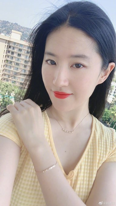 Yifei's Sina พ.ค.- ส.ค. 2563 EgPlGQSUYAAYm_y?format=jpg&name=small