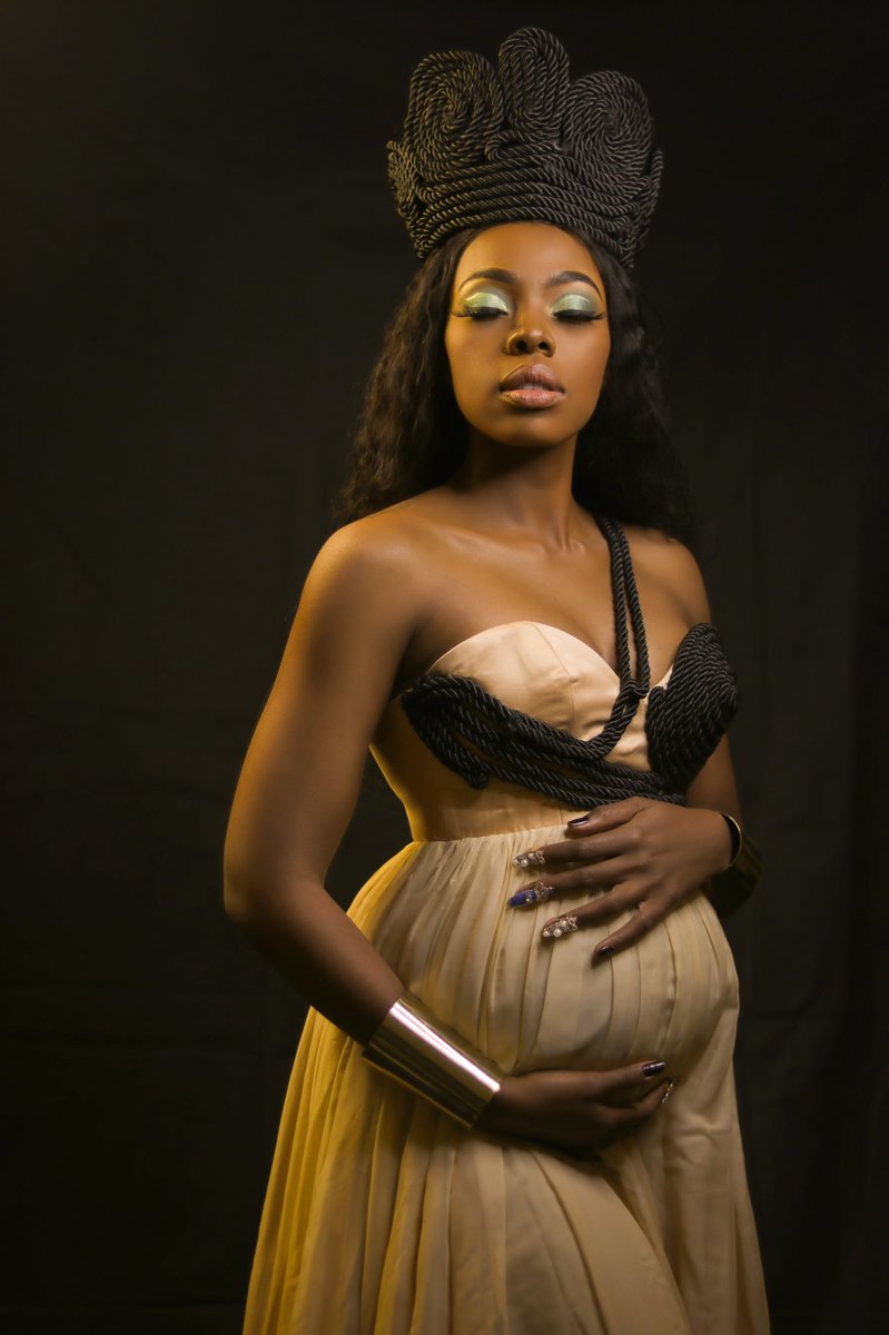 2020 has been such a life changing year for many of us! It’s been a year of grit, of stretching (physically too for some of us 🤣) and of testing!
Remember that you are stronger than you actually think you are 🖤🤎🖤

💄 Renee 'sant
👗 Kefseddy Design
📸 Bornakingphotography