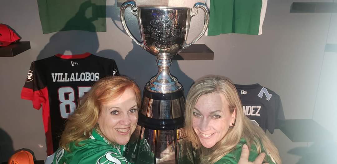 JaniceOwen's tweet photo. Twitter! Been running all day. You all have 15 minutes to say HAPPY BIRTHDAY to my beautiful, strong, loving lil sister @SuperVal74 She deserves the world. Thank you for being my rock & supporter Valee! Love you!!
#notjustasister
#mybestfriend https://t.co/NTUKEJXVHH