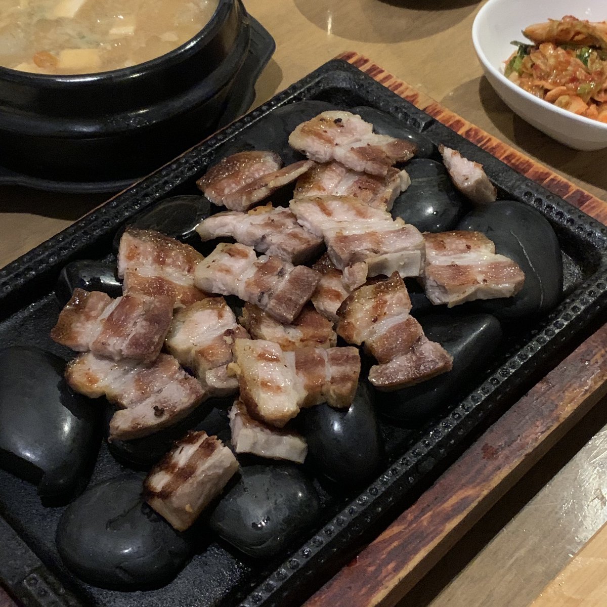 fashbeaut1's tweet photo. แนะนำ #ร้านอาหารเกาหลี ชาโลแมน ชิแม็ก คนน้อยแต่อร่อยมากที่โคเรียนทาวน์🇰🇷อาหารที่นี่เป็นรสชาติแบบเกาหลีแท้ๆเลย เครื่องเคียงมาเกือบ 10 ถ้วยนึกว่าซังกุงทำให้เอง! หมูย่างหมักดี ซุปเต้าเจียวเข้มข้น คิมบับก้คือชิ้นใหญ่มากต้องโดนนน @aroii  #อร่อยไปแดก #อร่อยบอกต่อ #อร่อยจนต้องรีวิว https://t.co/lFDFjhRTAw