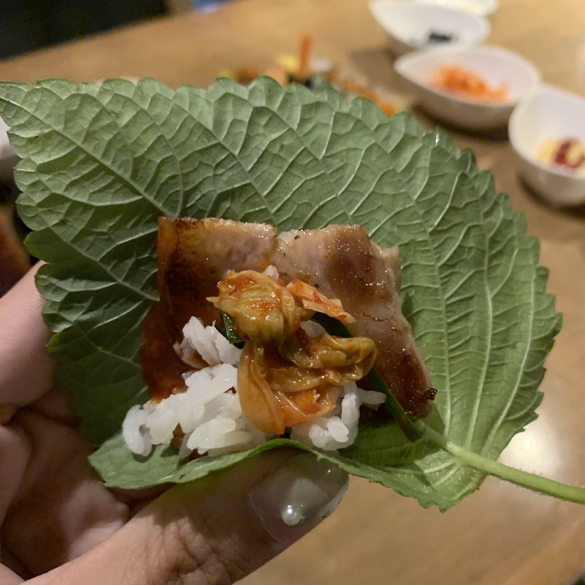 fashbeaut1's tweet photo. แนะนำ #ร้านอาหารเกาหลี ชาโลแมน ชิแม็ก คนน้อยแต่อร่อยมากที่โคเรียนทาวน์🇰🇷อาหารที่นี่เป็นรสชาติแบบเกาหลีแท้ๆเลย เครื่องเคียงมาเกือบ 10 ถ้วยนึกว่าซังกุงทำให้เอง! หมูย่างหมักดี ซุปเต้าเจียวเข้มข้น คิมบับก้คือชิ้นใหญ่มากต้องโดนนน @aroii  #อร่อยไปแดก #อร่อยบอกต่อ #อร่อยจนต้องรีวิว https://t.co/lFDFjhRTAw
