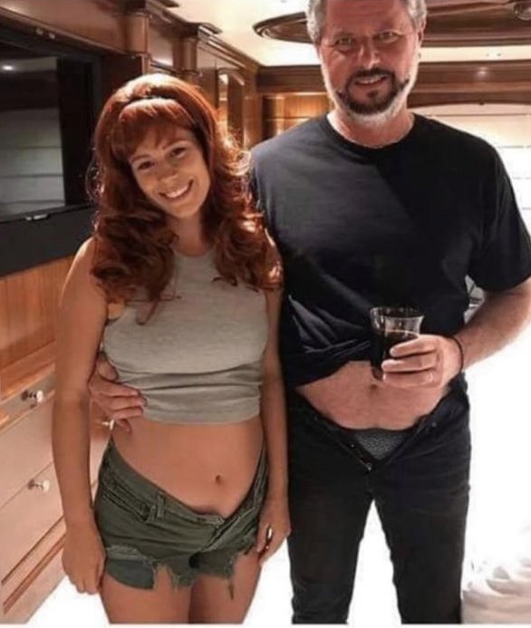 SlinginInDaRain's tweet photo. @MrRaceBannon How Laughably easy it was to put the blame &amp; controversy of the pic of him &amp; his gf half dressed on the YACHT onto his wife &amp; her affair w/a POOL BOY.

The CAPPED words are for the poor &amp; stupid still sending money to this conman. https://t.co/fI8U0Ik86s