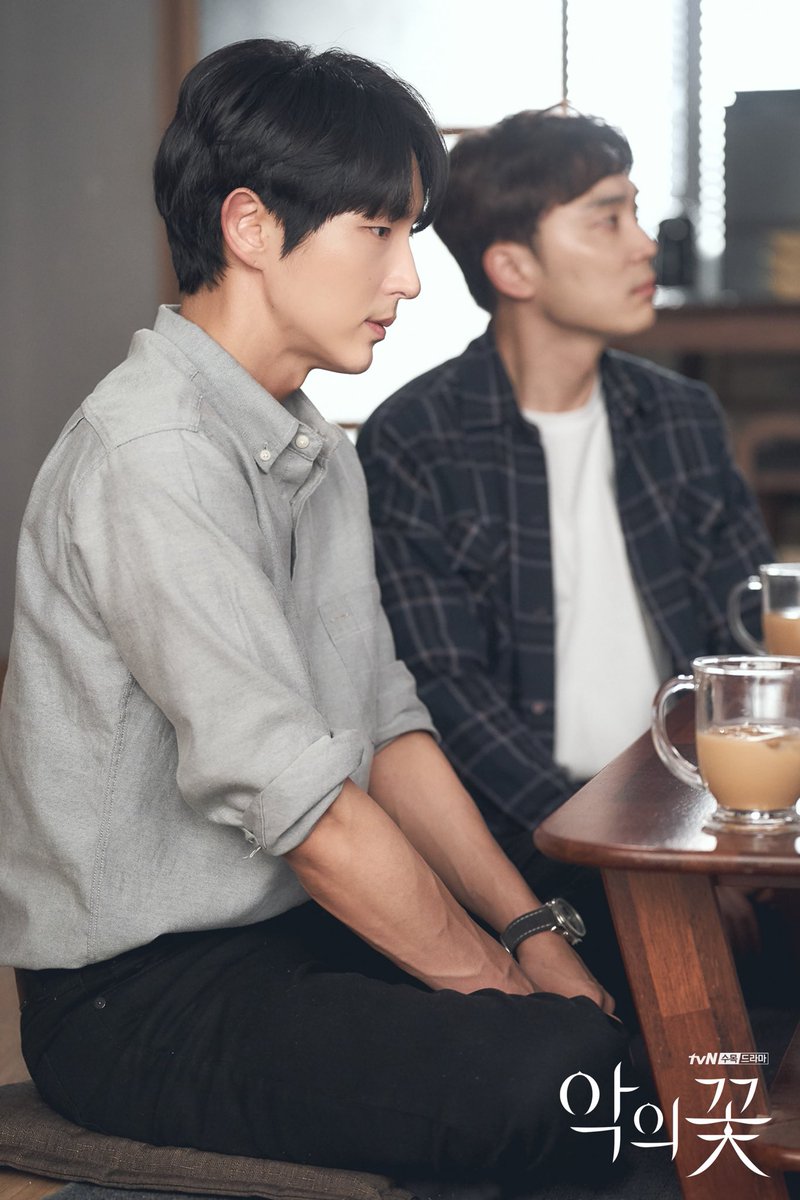 이준기-문채원-장희진-서현우!
긴장 폭발 4자 대면!

형사 vs 비밀공조단 숨막히는 만남, 그 결과는?

고밀도 감성 추적극 #악의꽃
매주 [수목] 밤 10시 50분 tvN 방송

#이준기 #문채원 #장희진 #서현우 #tvN #수목드라마