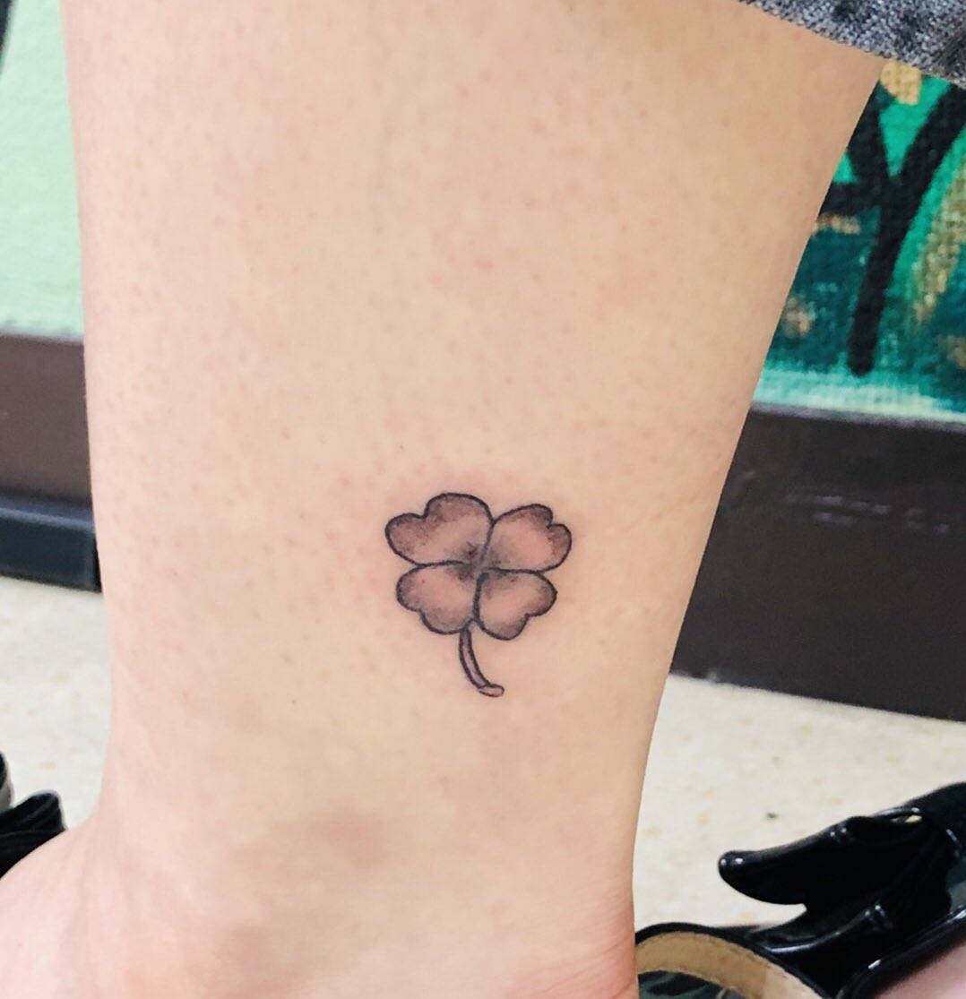 刺青 仙台 彫千代 女彫師 Na Tviteru ガールズタトゥー 四つ葉 幸運のシンボルだね 仙台 タトゥー Tattoo ガールズ タトゥー 彫千代 四つ葉のクローバー