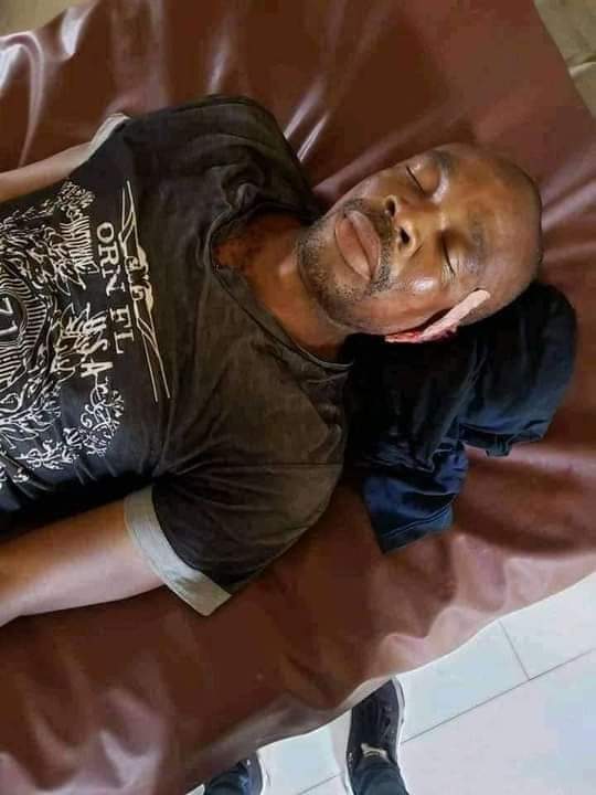 EdoIpob's tweet photo. One of Our Volunteers Force was buried this night , he gave an order never to put Him in mortuary when he dies ... Rip😪

 He's among those that were attacked in EMENE ENUGU STATE on Sunday the 23rd of August 2020. @UN nIGGERIA govt are killing Biafrans @StateDept https://t.co/YLjK3zDD0G