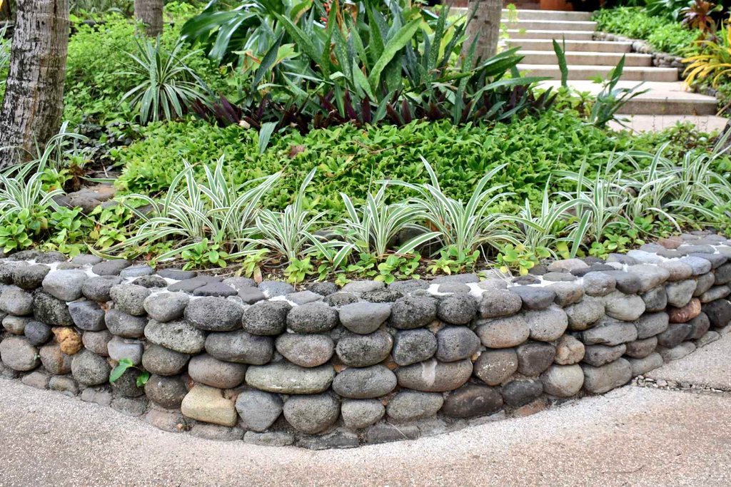 DreamYardTeam's tweet image. I&apos;ve built many stone walls over the years. I typically prefer a more random look, but this layered boulder wall I really find appealing.  
#stonewalls #boulderwall #landscapingideas