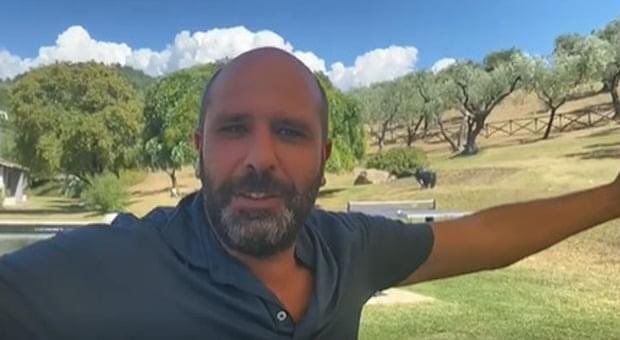 𝗔𝗻𝗰𝗵𝗲 𝗖𝗵𝗲𝗰𝗰𝗼 𝗭𝗮𝗹𝗼𝗻𝗲 𝘀𝗰𝗲𝗴𝗹𝗶𝗲 𝗦𝗽𝗲𝗹𝗹𝗼 𝗲 𝗹'𝗨𝗺𝗯𝗿𝗶𝗮 𝗽𝗲𝗿 𝗹𝗲 𝘃𝗮𝗰𝗮𝗻𝘇𝗲 𝗰𝗼𝗻 𝗹𝗮 𝗳𝗮𝗺𝗶𝗴𝗹𝗶𝗮!
Il popolare attore è stato incontrato in città in compagnia di Francesco De Gregori.
#spello #prospello #vacanzeaspello #vacanzeinumbria