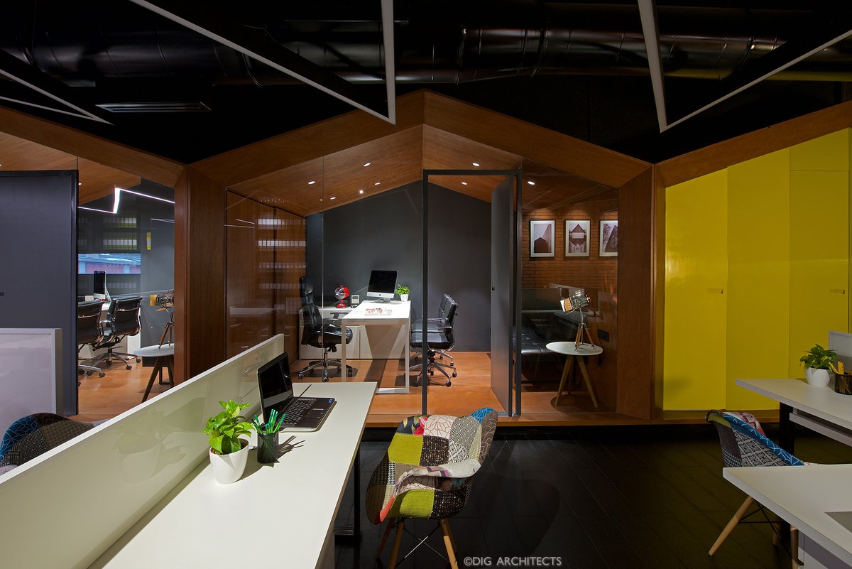 ArchitectsDig's tweet photo. The design of the Volume in Volume office is commensurate with the forward-looking brand. The protagonist of the narrative is a series of pitch-roofed, elevated, glass-faced cabins towards one side of the open workspace…
#DIGDesignStudio #DIGArchitects #OffcieDesign https://t.co/T5AXcziQQ6