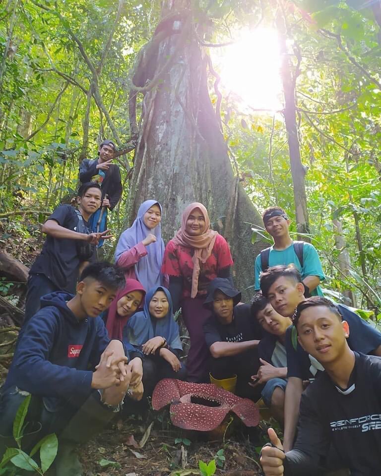 Bunga Raflesia Mekar di Semende, Muara Enim

Sobat #PesonaSriwijaya
Puspa Langka (Rafflesia arnoldii) yang sedang mekar ditemukan secara tidak sengaja oleh rombongan @pak_gore saat ekspedisi ke hutan Pagar Agung, Semende Darat Laut untuk mengeksplorasi air terjun.