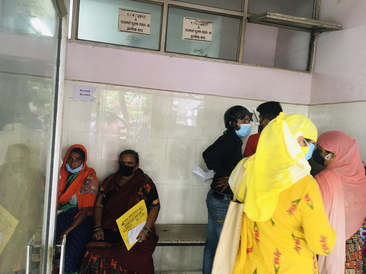 prashantpundir0's tweet photo. Dr. Navneet mashewari aligarh uttar prasesh  yha to na patients ki baithne ka aarangement hai aur na ki yha koi rules follow karte aur haa ek chij aur doctor ki damkhi hoti h ki dikha doo kahi aur patients apna number likhwa k baithe rehte h aur apne jaane walo ko dkhte rhte h https://t.co/97tYLE7SGB
