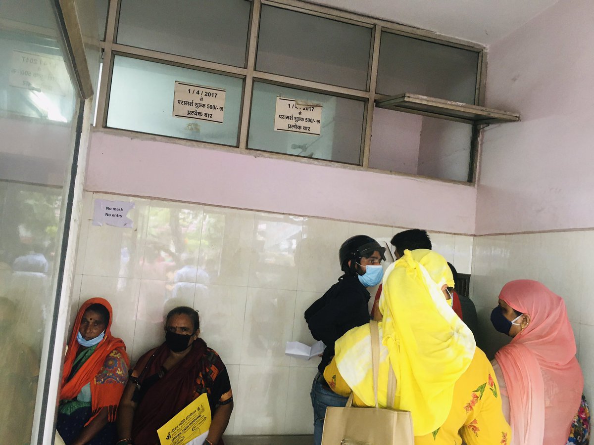 prashantpundir0's tweet photo. Dr. Navneet mashewari aligarh uttar prasesh  yha to na patients ki baithne ka aarangement hai aur na ki yha koi rules follow karte aur haa ek chij aur doctor ki damkhi hoti h ki dikha doo kahi aur patients apna number likhwa k baithe rehte h aur apne jaane walo ko dkhte rhte h https://t.co/97tYLE7SGB