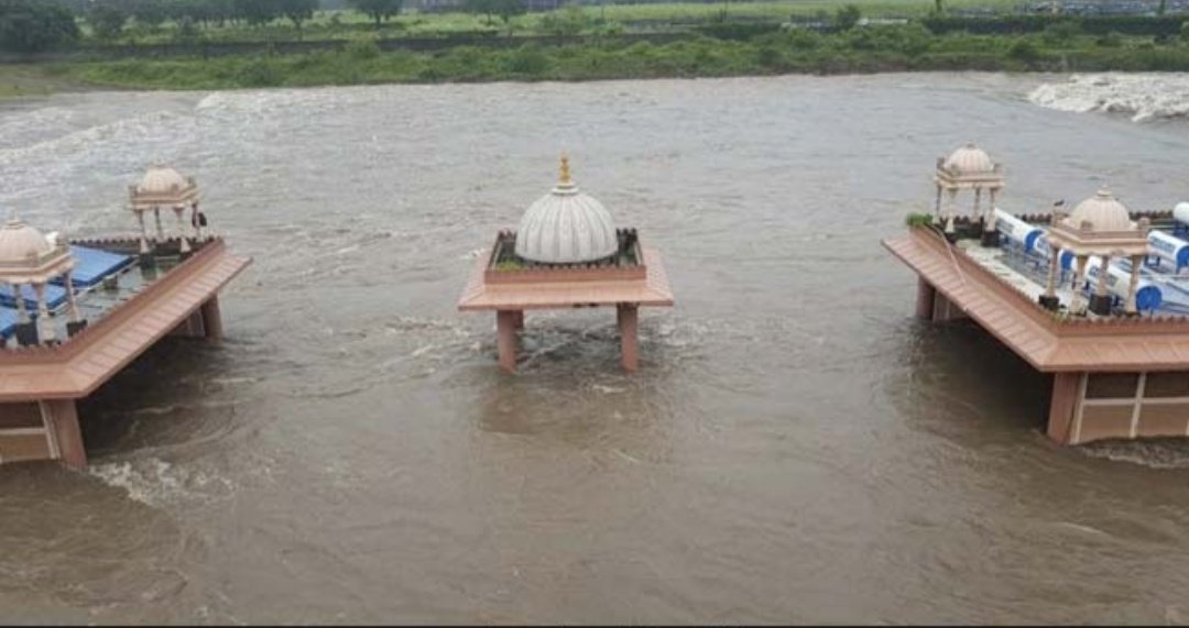 BeingHo38667245's tweet photo. That day PM modi himself told "jaan h to jahaan h" so if we lost our lives in this heavy flood then what's the use of giving the exam then?..why the 'jaan' of students doesn't matter to them?    #MODIJI_POSTPONEJEENEET https://t.co/RqGIxX6SJS