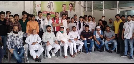 मुजफ्फरनगर में ब्राह्मण समाज के सैकड़ों युवाओं ने रालोद में आस्था जताते हुए सदस्यता ग्रहण की इस अवसर पर अभिषेक पंडित को युवा जिला उपाध्यक्ष की जिम्मेदारी दी गई