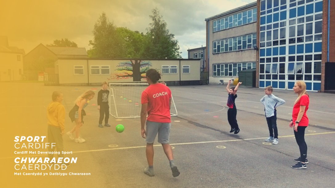 CMetCommunity's tweet photo. Rydyn ni wedi cael chwyth yr haf hwn yn cefnogi @cardiff_squad mewn 11 ysgol ledled y ddinas. Mae wedi bod yn wych gweld y bobl ifanc yn mwynhau eu hunain. Diolch i'n partneriaid @SportFit_Wales am ein cefnogi. Edrychwn ymlaen at y flwyddyn nesaf! 🧡 https://t.co/gESTmSKW8y