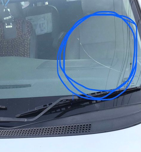 milligazette's tweet photo. Only automobile experts here? What can be the reason(s) for this crack in a windshield of a parked car? @WindshieldExprt @DecoRepair @Super1AutoGlas1 @autocarindiamag @carandbike
#windshieldreplacement #WindshieldCrackRepair
#WindshieldRepairs https://t.co/GGXsjmIVkT