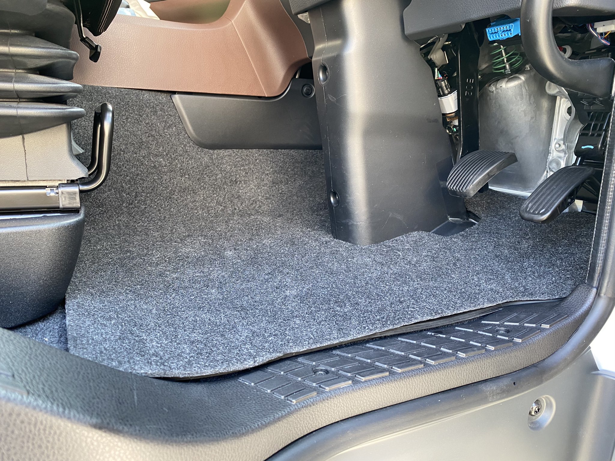 せーや 大滝組 青 フロアマットなんかに何千円も使えない貧乏人なんで 毎回積荷の端材を貰ってきては切って自作してるんですけど 今回のはたまたま17プロフィアの内張とそっくりな素材だったから 何か同化してしまった 笑 T Co Uvvs9nen0z