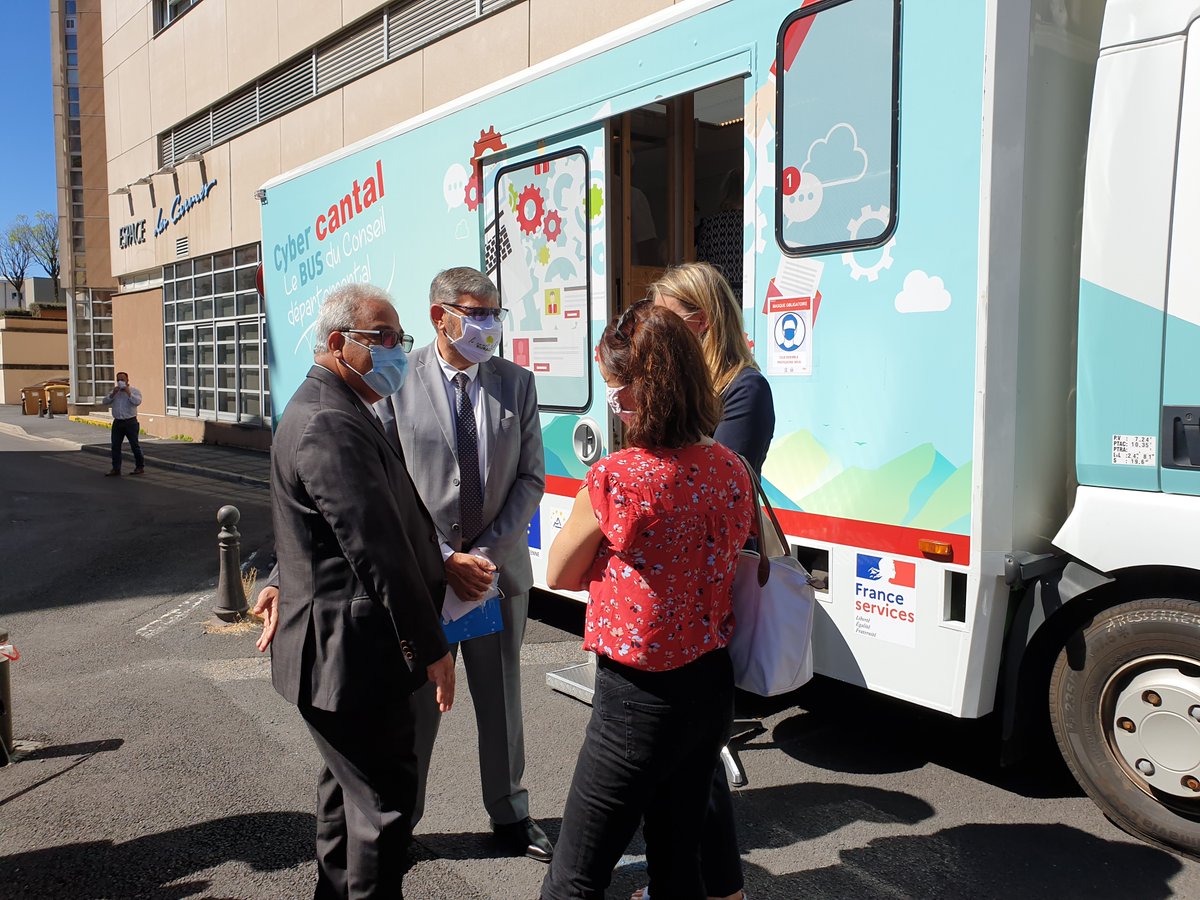 Serge Castel, préfet du Cantal, a ouvert ce matin la 15ème édition de Ruralitic. Le préfet a salué l'importance de cette manifestation et son souhait de travailler avec les élus et les porteurs de projet pour que le numérique soit un des leviers d'attractivité dans le #Cantal.