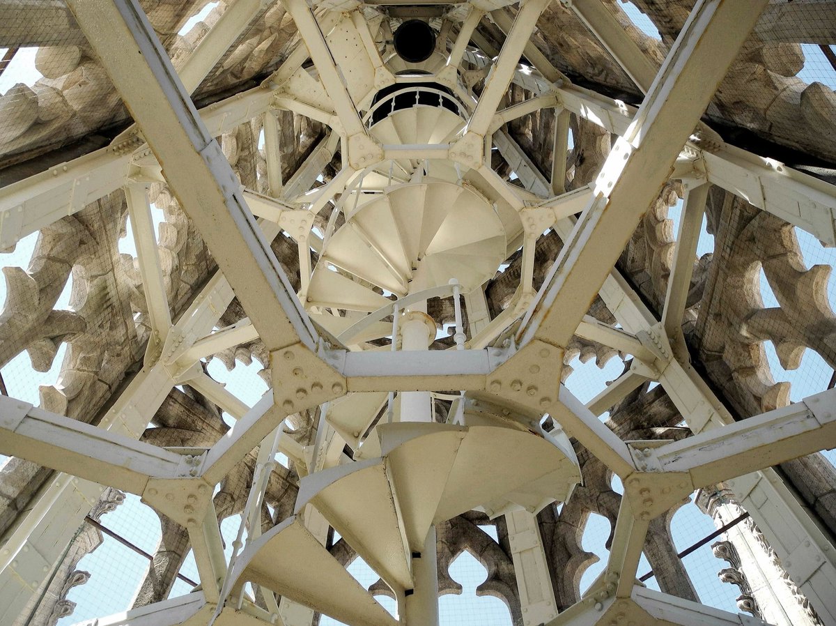 chechugarate's tweet image. El interior de la aguja norte de la catedral de Burgos.