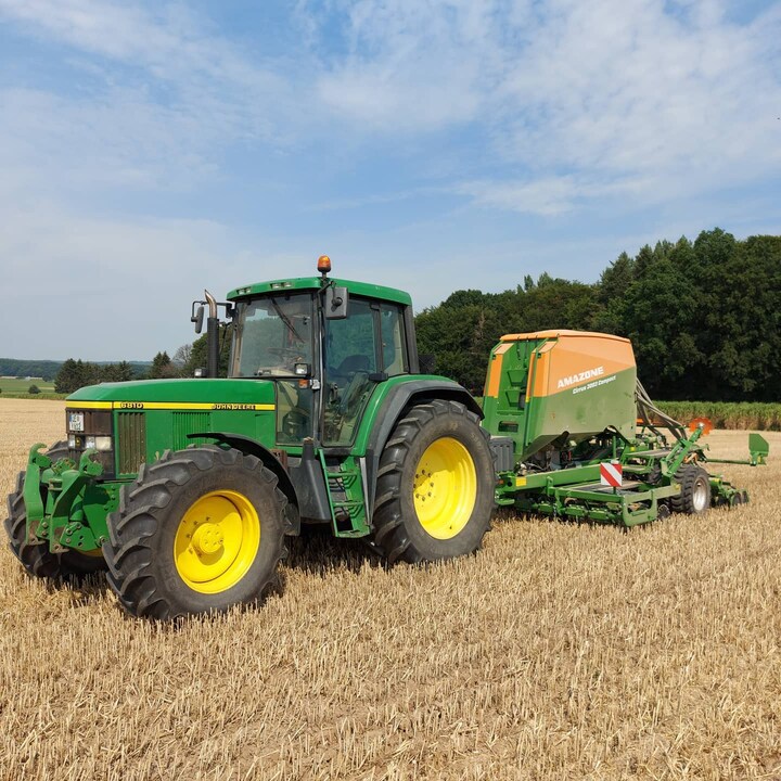 AMAZONE_Inc's tweet photo. Our #Cirrus 3003 Compact, equipped with the #MinimumTill Disc, also provides an excellent work result when sowing catch crop mixtures into the stubble. 🌱 
Stubble cultivation or no-tillage? Which method do you prefer? 🤔

#Amazone #Ag #Farming #PneumaticSeedDrill #catchcrop https://t.co/RZdgrAnt4w