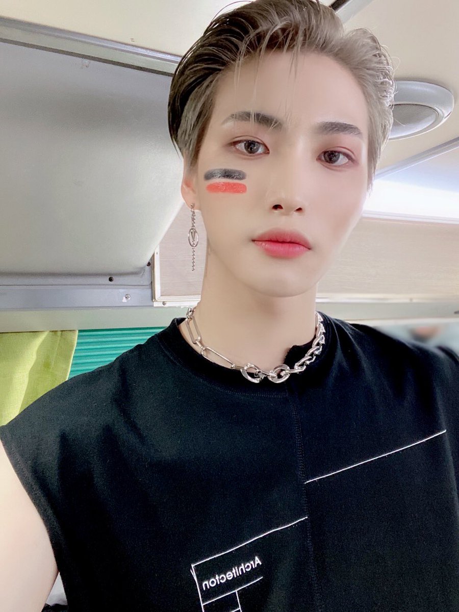 [#성화] 1일 1 성화 
1일 1 THANXX 🖤❤️🖤❤️
#ATEEZ #에이티즈