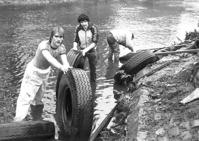 Nancy Conn's quick and methodical investigation stopped the outbreak of typhoid in Edinburgh. Folk stopped drinking from the Water of Leith and eventually the river got cleaned up. This photo is from the 1983 "Operation Riverbank" in Leith. 13/n