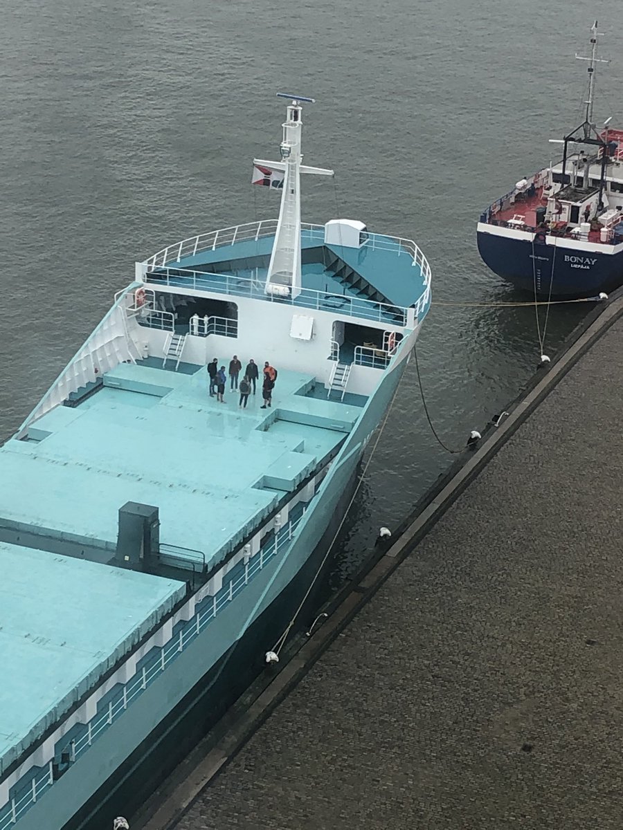 Marieke_K's tweet image. Die figuurtjes op het dek van de Marietje Andrea zijn onze eerste jaars studenten #introweek #maritiemofficier #praktijk