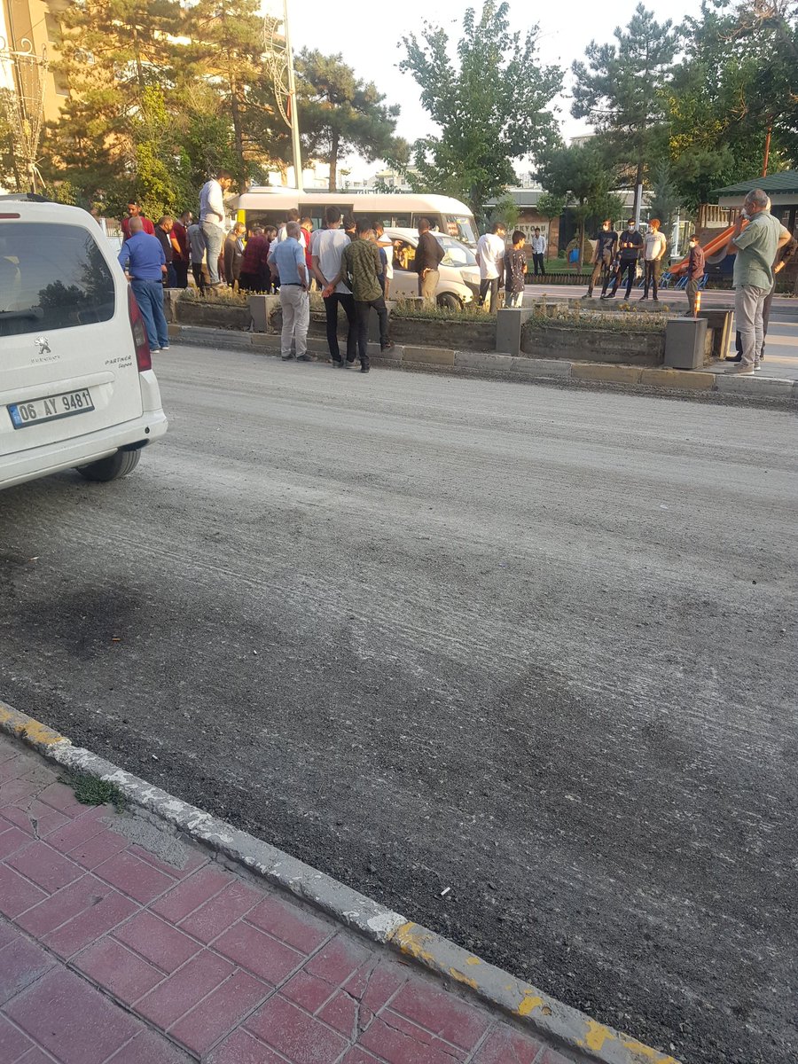 Günde onlarca kazanın olduğu #maraşcaddesi'nde kim suçlu?
1-karşıdan karşıya geçmeye çalışan vatandaşmı
2-güzergahı gereği yol giden şöförmü
3-hiçbir gereği yokken Van'ın en aktif ve en güzel caddesini yeniden yapım çalışması yaptıran belediyemi