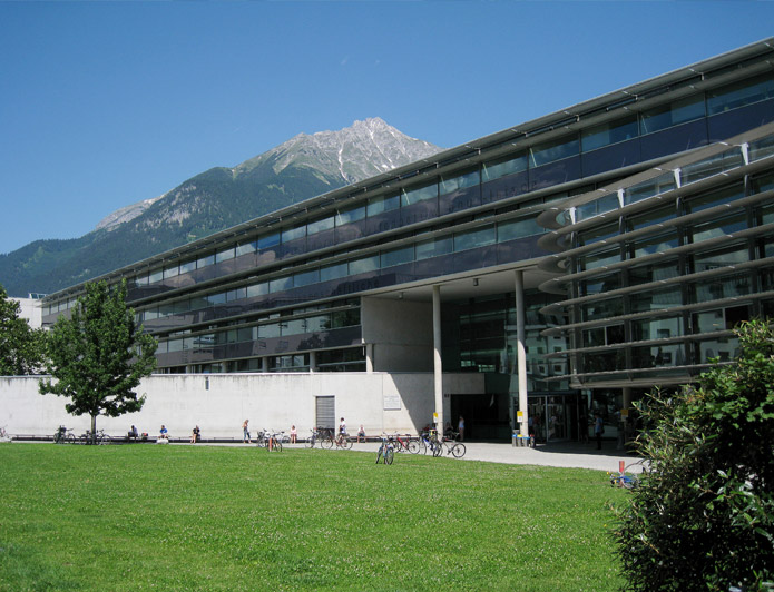 Importantly, Innsbruck has an excellent political science department.  @PolSciUIBK hosts scholars such as  @marcelojenny  @lorehayek  @gerhard_mangott Sarah Dingler ( @electsystblog)  @franzeder  @SennMartin  @juliapermoser  @MierloTrix  @anatrfernandes  @ThomasWalli & Ludger Helms! (8/9)