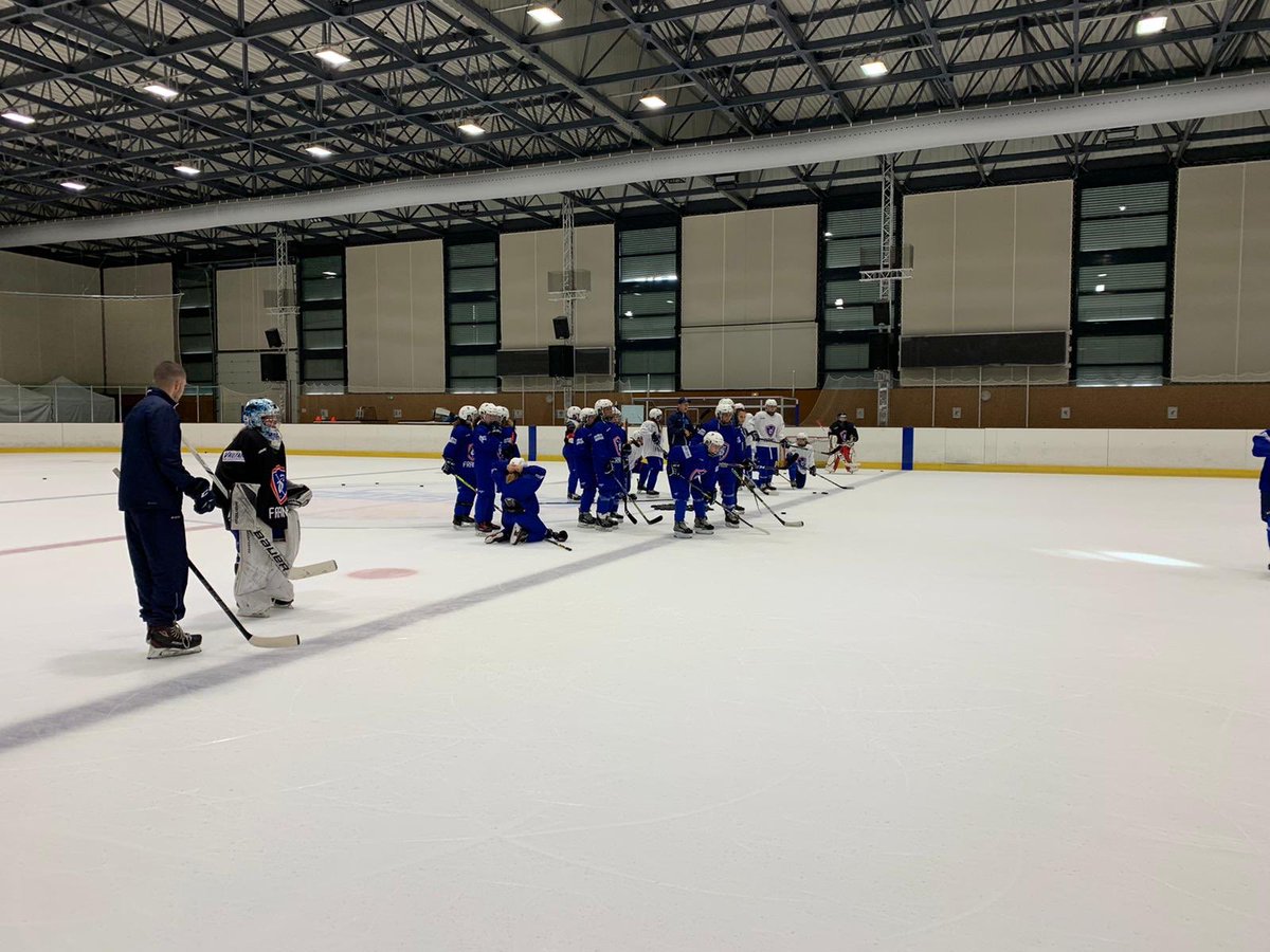 Réunies pour un stage à Chambéry, les équipes de France féminines U16 et U18 ont disputé hier leur première séance 🏒

#HockeyFrance