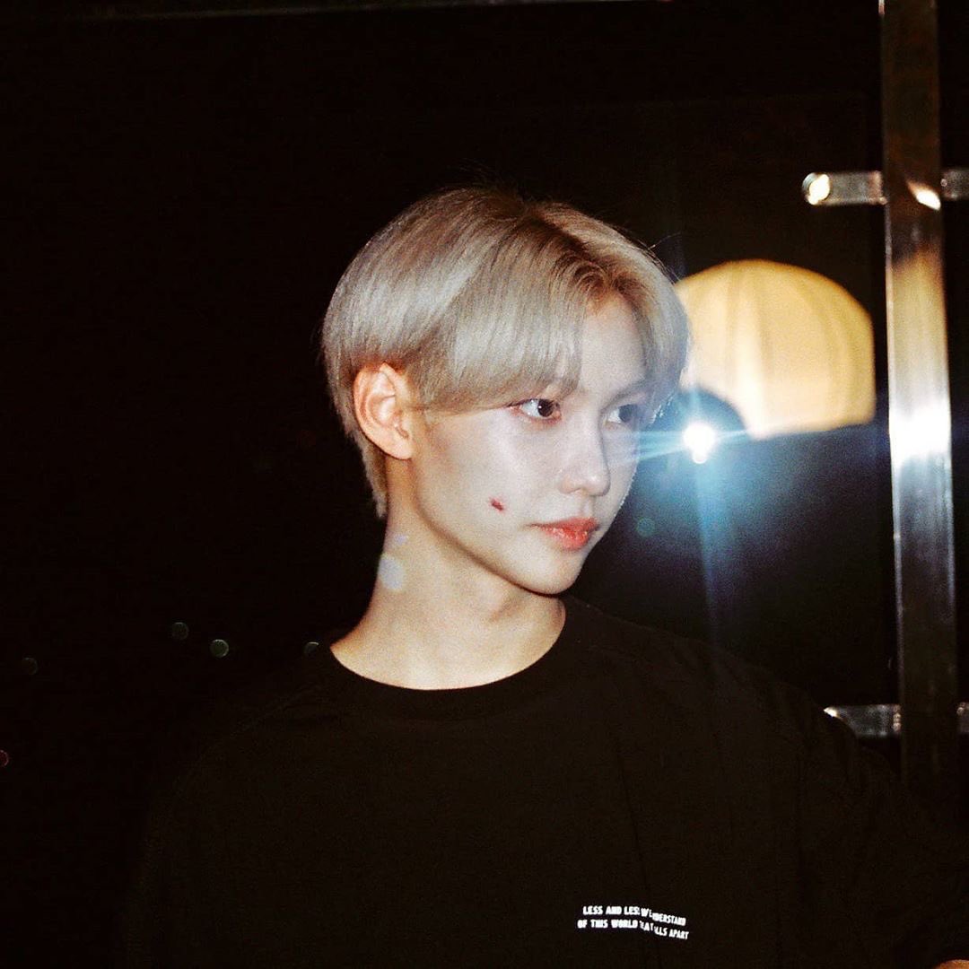 finishing of this thread with hyunjin's pics of felix!! one of my ult favorites
