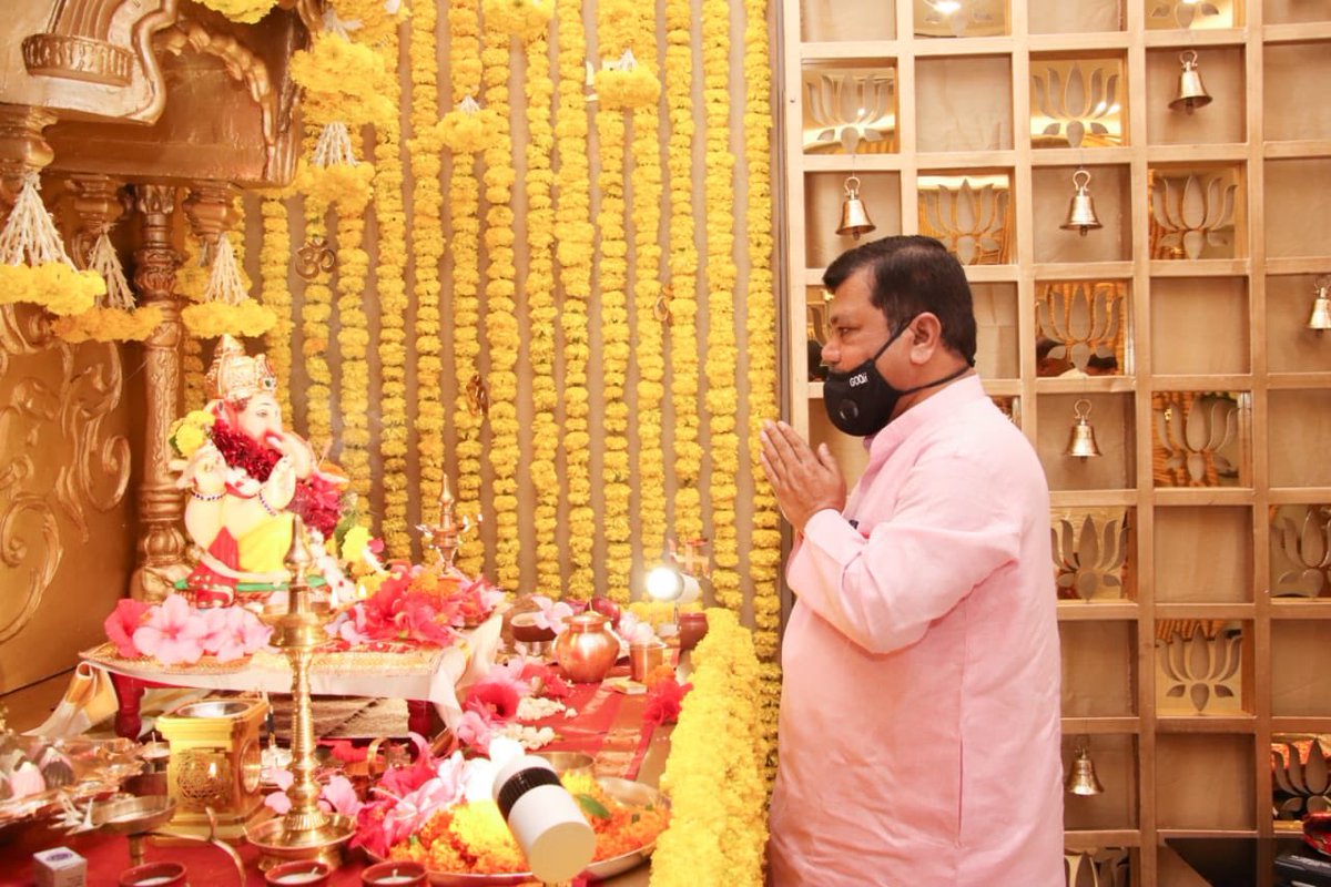 mipravindarekar's tweet photo. .@Dev_Fadnavis जी यांच्या सागर या शासकीय निवासस्थानी विराजमान गणरायाचे मनोभावे दर्शन घेतले व कोरोनाच्या संकटातून बाहेर पडण्यासाठी आम्ही सर्व करत असलेल्या प्रयत्नांना यश दे अशी बाप्पाकडे प्रार्थना केली! https://t.co/lg3lX59kWD