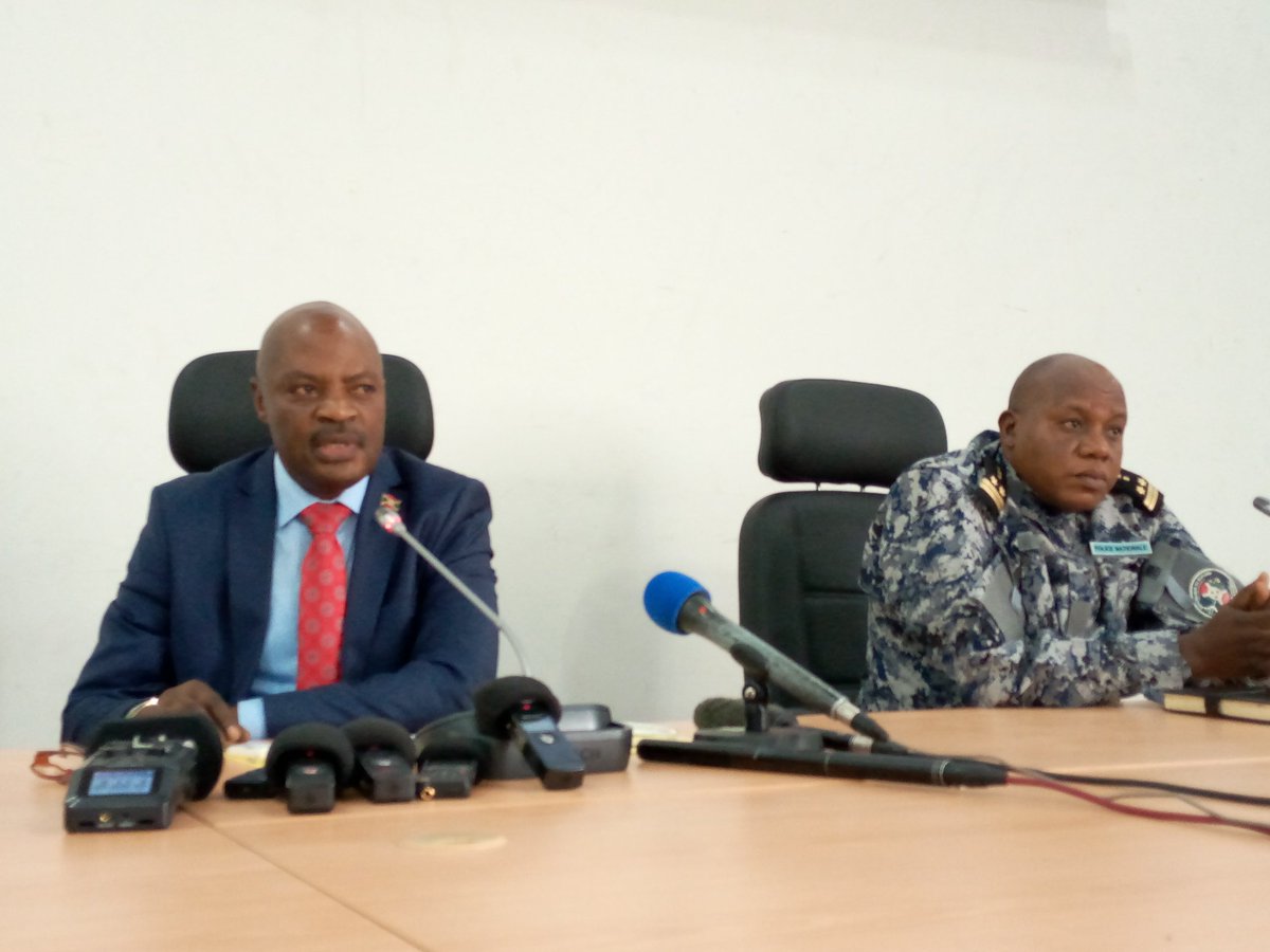 Bujaprov2025's tweet photo. #Burundi réunion de sensibilisation sur la lutte contre la corruption sur la voie publique en @MairieBuja et vulgarisation du numéro vert 413 pour dénoncer les cas de corruption. https://t.co/F3URTLOCTB