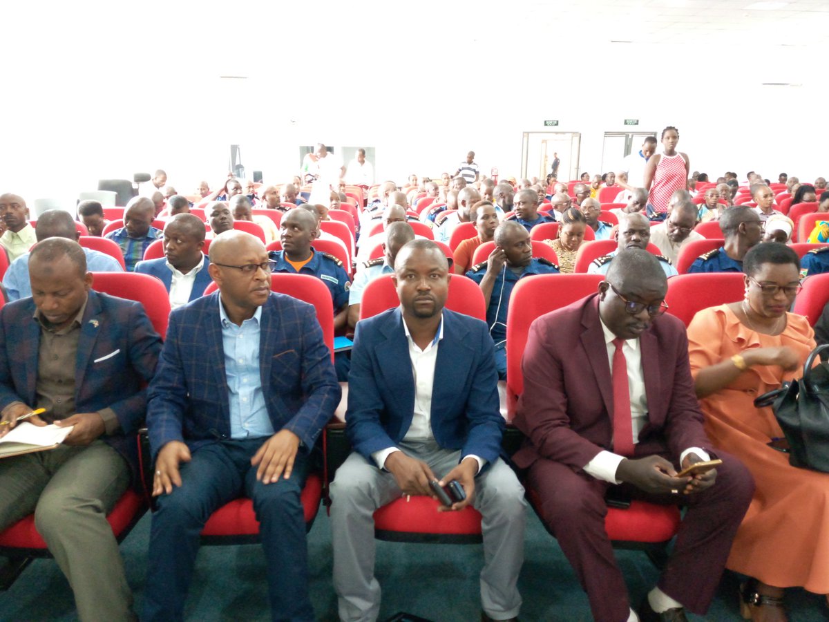 Bujaprov2025's tweet photo. #Burundi réunion de sensibilisation sur la lutte contre la corruption sur la voie publique en @MairieBuja et vulgarisation du numéro vert 413 pour dénoncer les cas de corruption. https://t.co/F3URTLOCTB