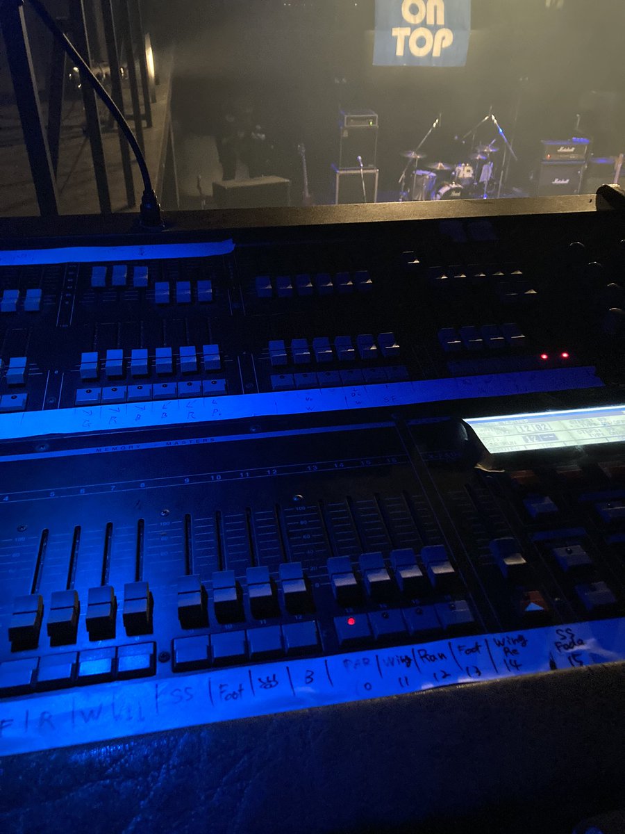 Lightcommander久々。何と言っても初めて触った卓。だからか、好き。このfaderの抵抗具合が好き。他の卓も慣れてきた今日この頃、、、でも好き。
今更ながら卓右端のChase fader(？)を操れるようなった。
表現の幅が増えて楽しくなってきたとこで終わり、、、腹八分目、次に飢える。これ大事。。。