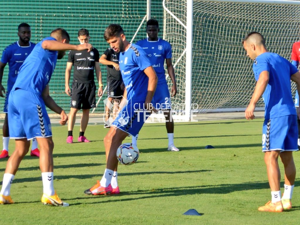 CDTOficial's tweet photo. ¡Buenos días, #blanquiazules! 

📷 Primera mañana de trabajo de los nuestros en @PinatarArena.

#PretemporadaCDT #SiempreCDT https://t.co/USxDUIGiWU