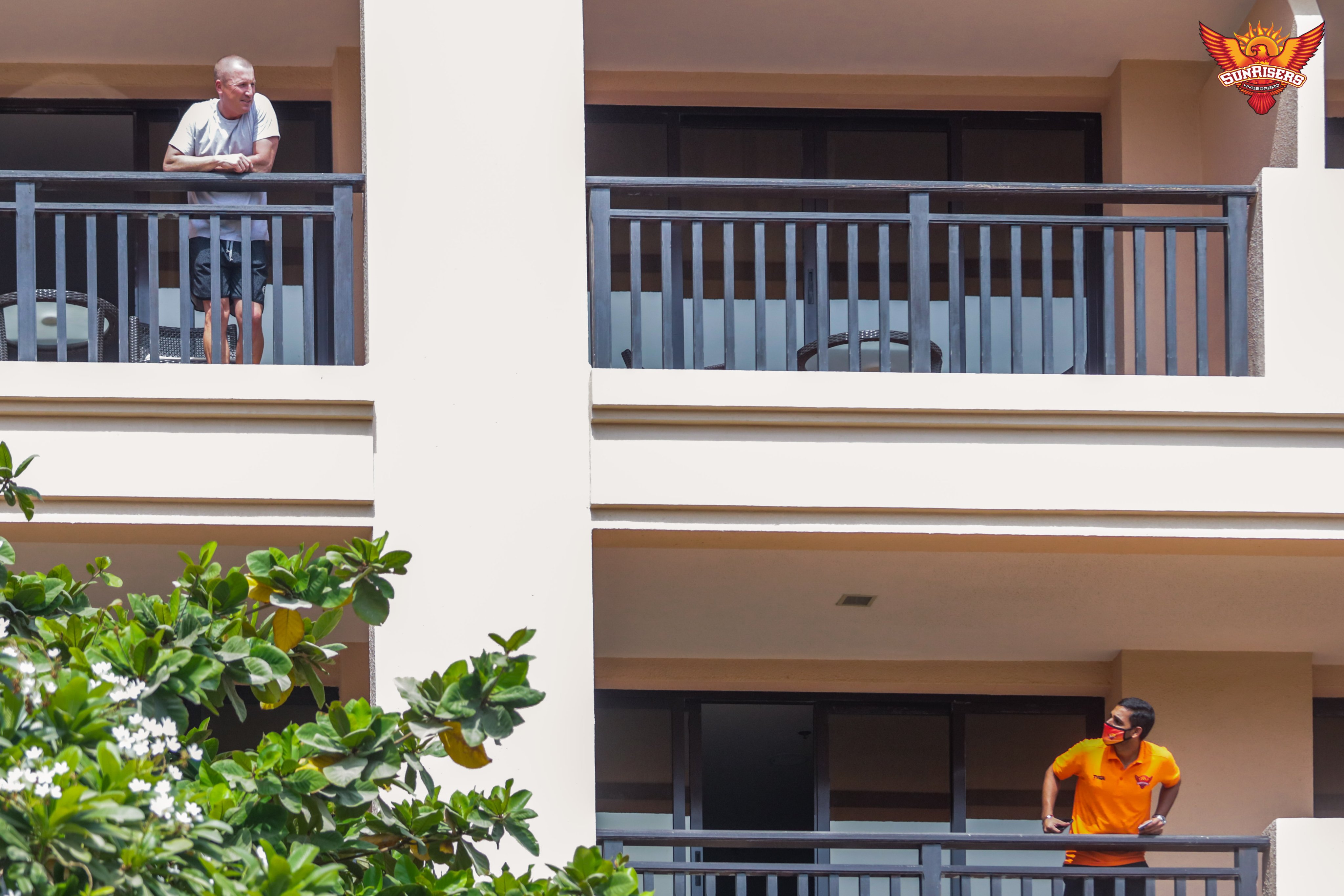 Bhuvaneshwar Kumar and Brad Haddin talk to each other from their balconies while in quarantine. (Credits: Twitter/ Sunrisers Hyderabad)