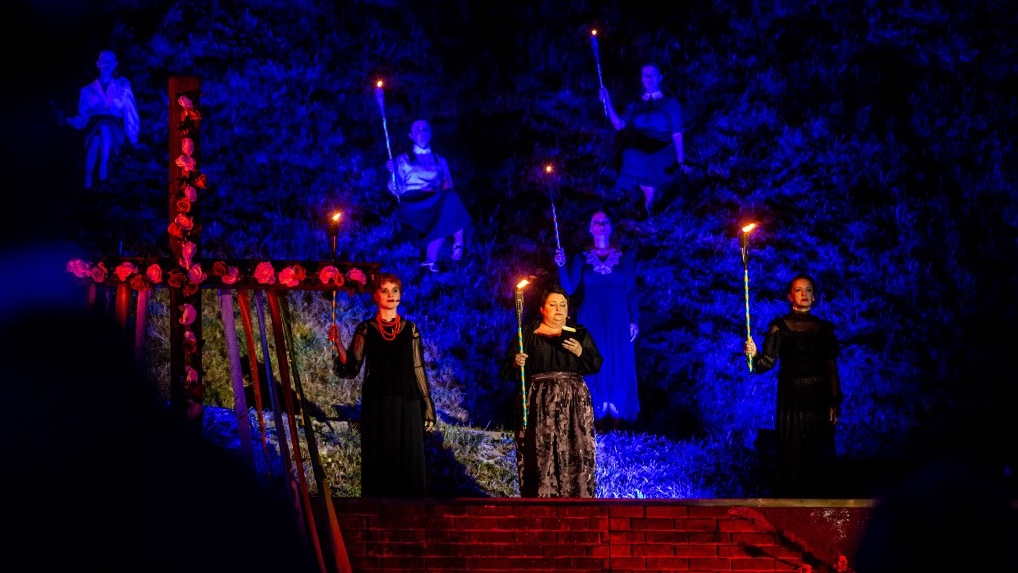 Za nami wielkie widowisko NIE RZUCIM ZIEMI w reż. Roberta Talarczyka. Setną rocznicę II Powstania Śląskiego upamiętnili na scenie m. in. Miuosh, Olgierd Łukaszewicz, Organek, Renata Przemyk, Sebastian Riedel, Marcin Wyrostek, Grażyna Bułka, Dariusz Chojnacki czy Barbara Lubos.