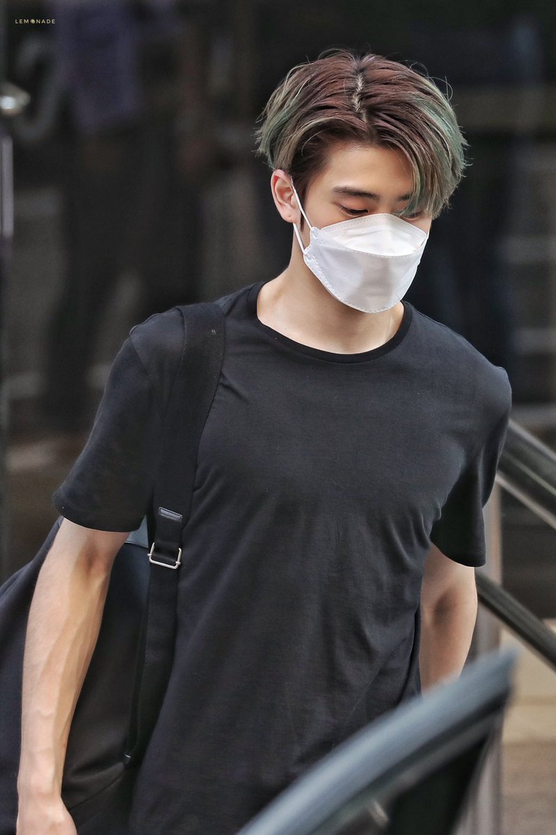 imapeachboy's tweet photo. ส่วนลุคนี้ก็ปล่อยไปไม่ได้อีกเช่นเดียวกัน ลุครุ่นพี่ในมหาลัย (;´༎ຶД༎ຶ`) https://t.co/0usHGXa9o8