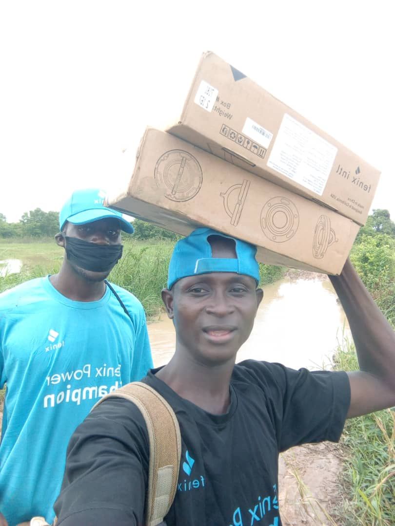 Umar travelled all the way from Bida to Dunstun village, bringing clean energy to his customer Mohammed!

We provide exceptional customer service.
It's in our DNA, na the Fenix way.

Way to go Umar 💪🏿

#ToTheLastMile #OneTeam #FenixPower