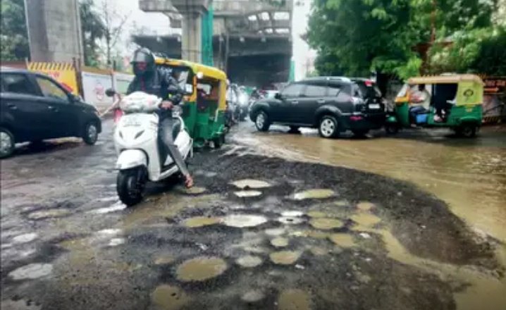 arpan_kaydawala's tweet image. ખાડા વાળા રોડ અને ખુલ્લી ગટરથી આજે આખું ગુજરાત લડી રહ્યુ છે પણ યાદ રાખો આપણે ખાડાથી બચવાનુ છે,ખાડામાં પડવાનું નથી,એને તારવીને ચાલો.આવા રોડ બનાવાવાળા કોન્ટ્રાક્ટર,ઓફીસર વગેરેનો પુરો વિરોધ કરો.આ વિરોધ કરનાર યોદ્ધાઓની સંભાળ રાખો,તો ગુજરાતમાં બનશે રોડ નવા.
@AmdavadAMC @ibijalpatel