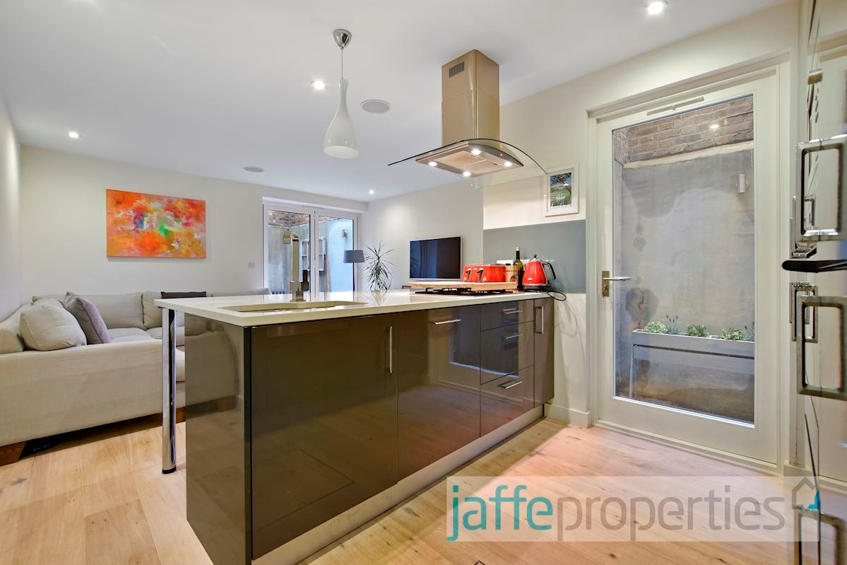 Exceptional two bedroom two bathroom garden apartment located moments from West Hampsteads transport links &amp; amenities.

Price: £650,000 | IVERSON ROAD, NW6

View property details - click here: cstu.io/03547e