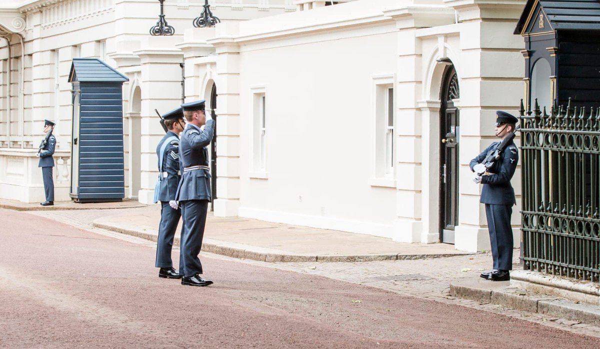RoyalAirForce's tweet photo. This week, the @qcsofficial mounted Queen's Guard at Her Majesty's London Palaces and Windsor Castle.

The Squadron often performs this duty with their first mounted Queen’s Guard at Buckingham Palace in 1943 on the 25th anniversary of the RAF as the RAF Drill Unit. https://t.co/6iTJnNE2k6