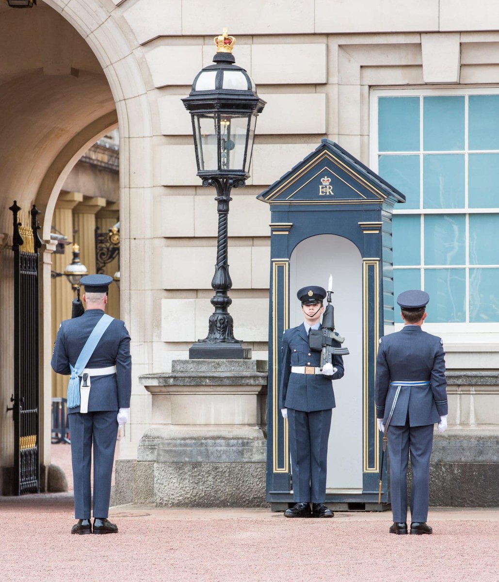 RoyalAirForce's tweet photo. This week, the @qcsofficial mounted Queen's Guard at Her Majesty's London Palaces and Windsor Castle.

The Squadron often performs this duty with their first mounted Queen’s Guard at Buckingham Palace in 1943 on the 25th anniversary of the RAF as the RAF Drill Unit. https://t.co/6iTJnNE2k6