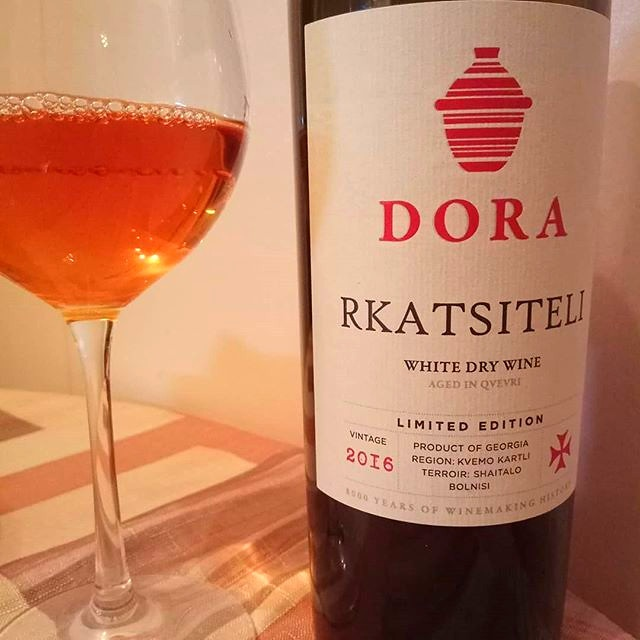 GeorgiaWineland's tweet photo. 🇬🇪☀''Dora Rkatsiteli'' by Askaneli Brothers -Wine makes every meal an occasion, every table more elegant, every day more civilized.
Wine:Orange-Dry
Grapes:Rkatsiteli
Region: Kakheti-Georgia
Manufacturer: Askaneli Brothers 
Strength-1️⃣3️⃣%
Volume: 0️⃣, 7️⃣5️⃣
Price - from 3️⃣0️⃣ $ https://t.co/0PlJiLeIPI