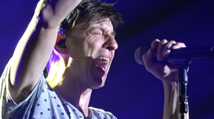 'We zijn ver van elkaar
Ik weet niet waar je bent
Maar voel je daar, hoe ik elke dag elk moment aan je denk’

Beluister 'Ik denk aan jou’ van Clouseau: ikmisje.eo.nl/themas/artikel…