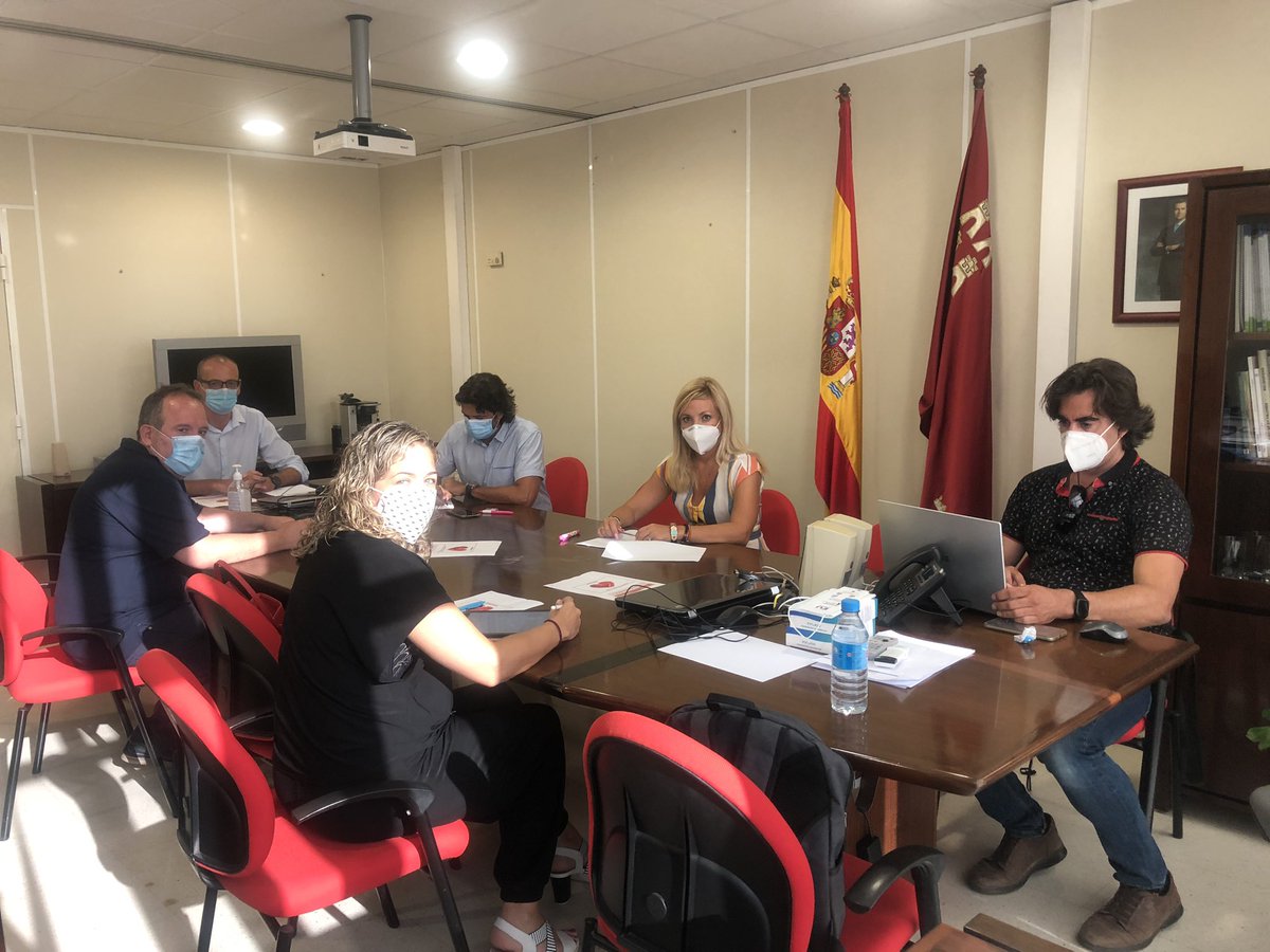direcmur's tweet photo. 📍Reunión con el DGRRHH @VictorMarinNav desde @direcmur para concretar el inicio de la vuelta a los centros educativos. Elevación de propuestas y dudas sobre cuestiones relativas al escenario actual.✏️ https://t.co/XMiKclgbQ1