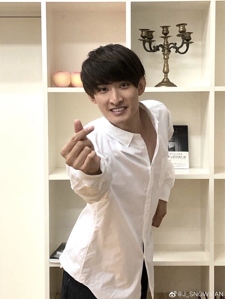 わ さ び ポケットから きゅんですっ え 何落としたの きゅんですっ 康二がくれたきゅんですっ でも君にあげられなくてしゅん ですっ ってやつやんまじでそれやん 指ハートはかわいいてか向井康二ちょっと 胸元party Timeしてますよ え